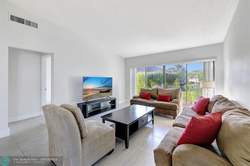 For Sale: $299,500 (2 beds, 2 baths, 1060 Square Feet)