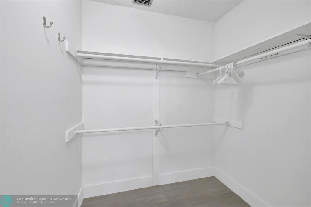 For Sale: $299,500 (2 beds, 2 baths, 1060 Square Feet)