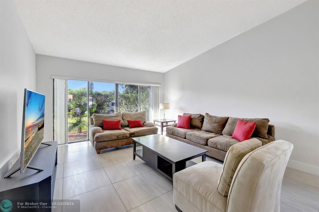 For Sale: $299,500 (2 beds, 2 baths, 1060 Square Feet)