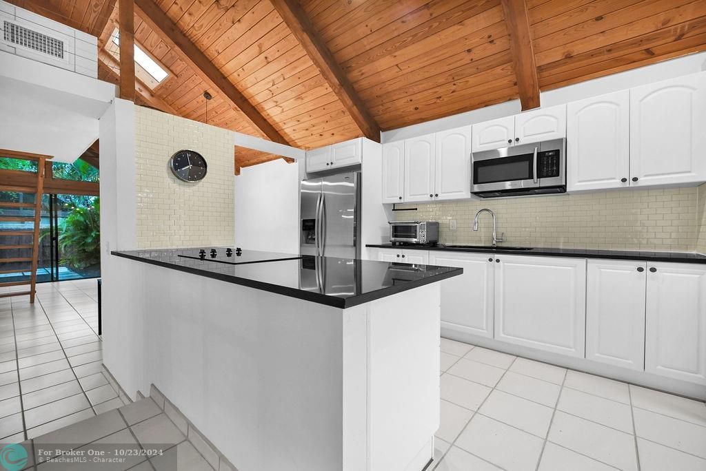 For Sale: $337,500 (2 beds, 2 baths, 1030 Square Feet)