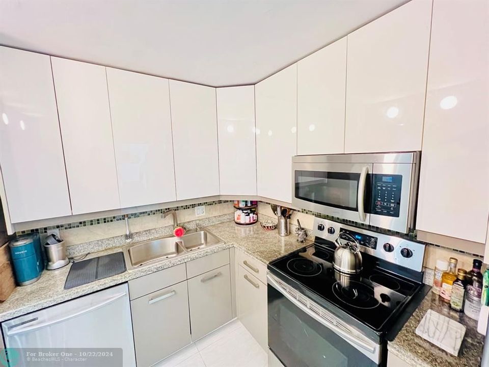 For Sale: $340,000 (2 beds, 2 baths, 1220 Square Feet)