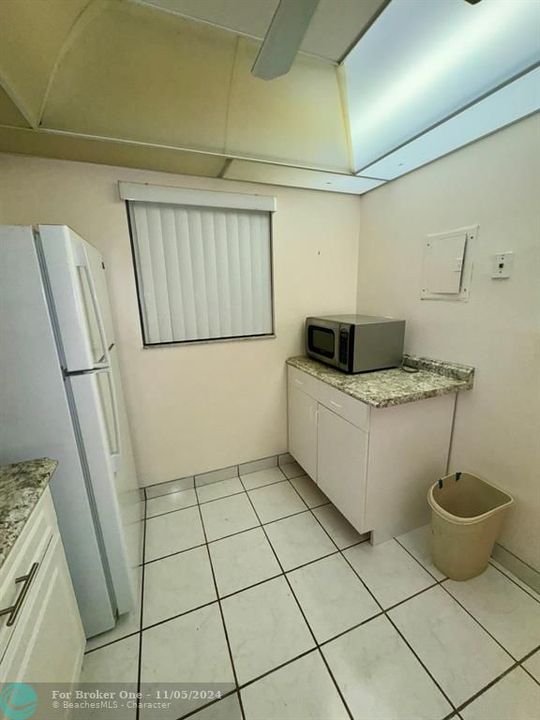 For Sale: $95,000 (1 beds, 1 baths, 725 Square Feet)