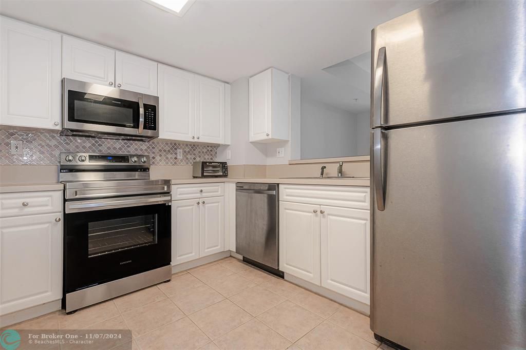 For Sale: $344,900 (1 beds, 1 baths, 894 Square Feet)