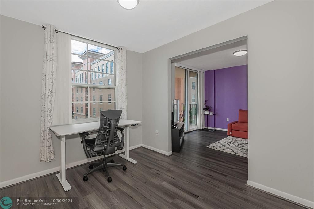 For Sale: $344,900 (1 beds, 1 baths, 894 Square Feet)