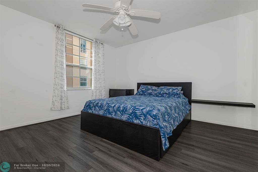 For Sale: $344,900 (1 beds, 1 baths, 894 Square Feet)