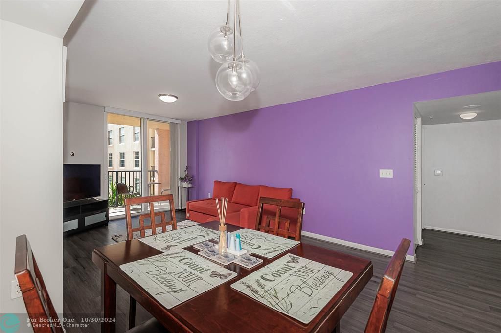 For Sale: $344,900 (1 beds, 1 baths, 894 Square Feet)