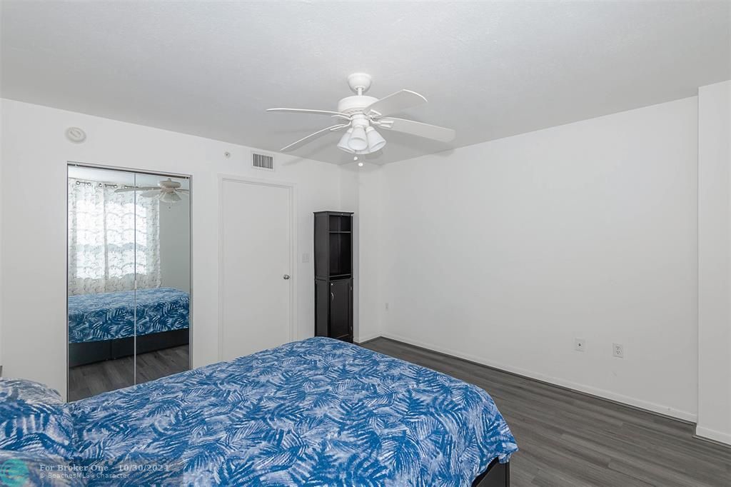 For Sale: $344,900 (1 beds, 1 baths, 894 Square Feet)