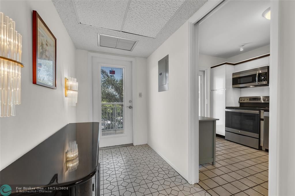 For Sale: $345,899 (2 beds, 2 baths, 1020 Square Feet)