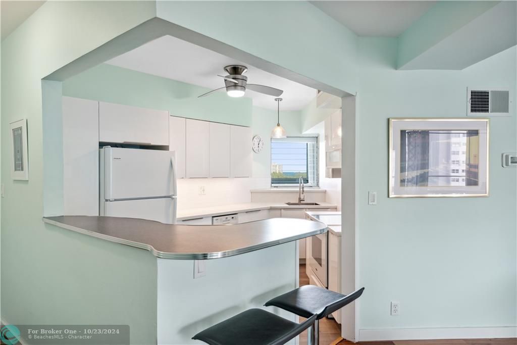 For Sale: $299,000 (1 beds, 1 baths, 750 Square Feet)