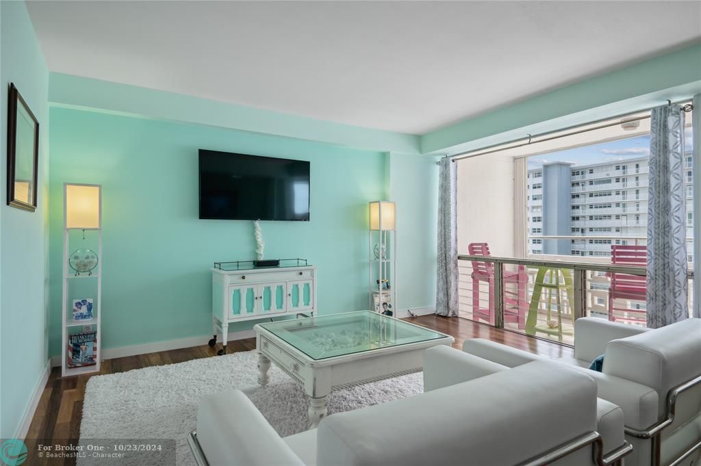 For Sale: $299,000 (1 beds, 1 baths, 750 Square Feet)