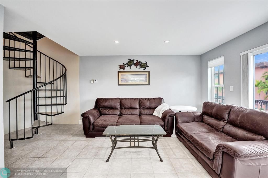 For Sale: $264,999 (2 beds, 1 baths, 1068 Square Feet)