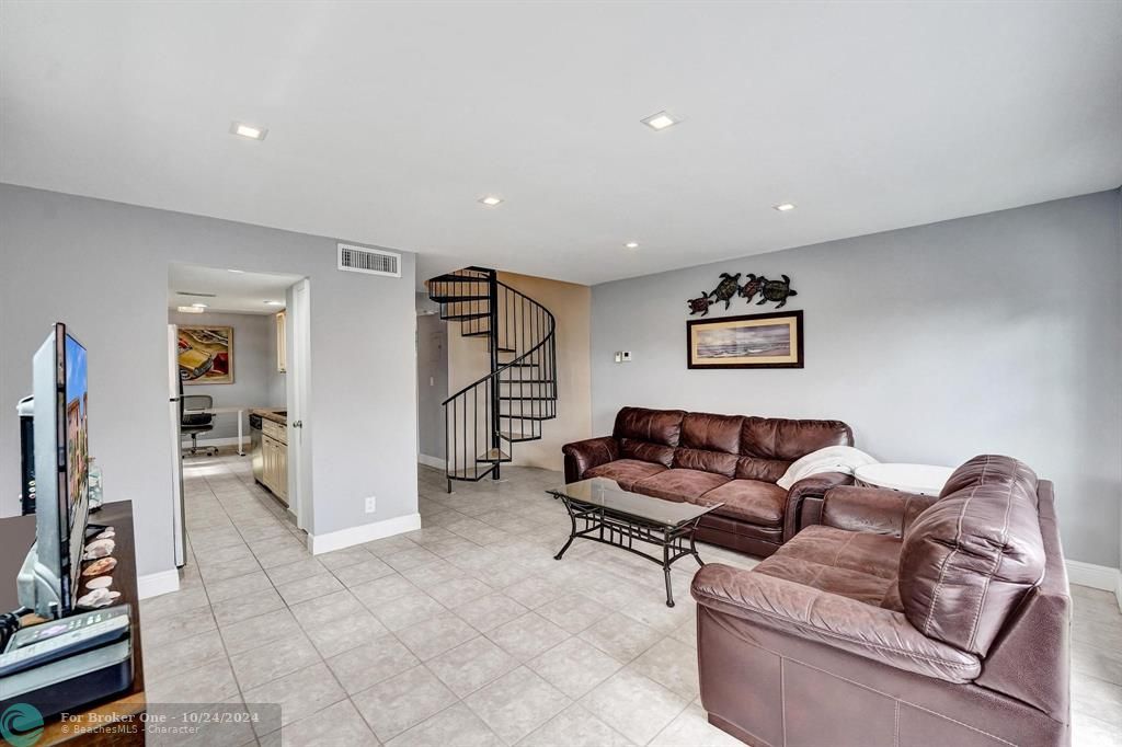 For Sale: $264,999 (2 beds, 1 baths, 1068 Square Feet)