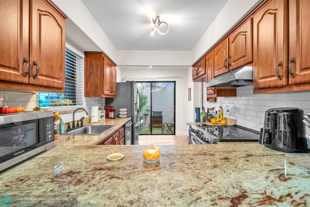 For Sale: $485,000 (2 beds, 2 baths, 1060 Square Feet)