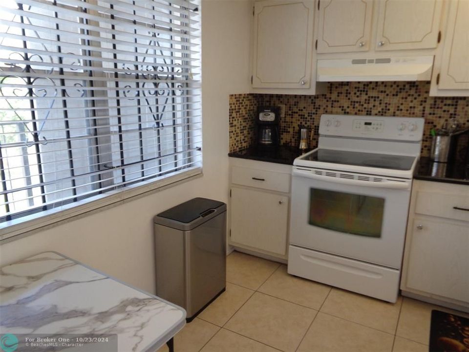 For Sale: $88,995 (1 beds, 1 baths, 705 Square Feet)