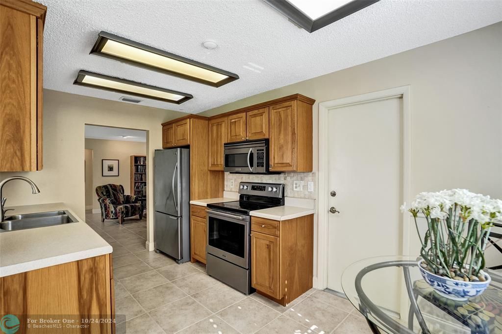 For Sale: $395,000 (2 beds, 2 baths, 1398 Square Feet)