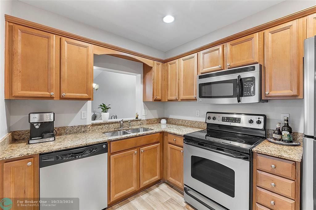 For Sale: $299,000 (2 beds, 2 baths, 950 Square Feet)