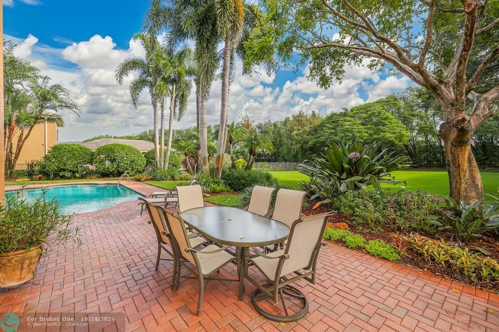 For Sale: $1,900,000 (5 beds, 4 baths, 4779 Square Feet)