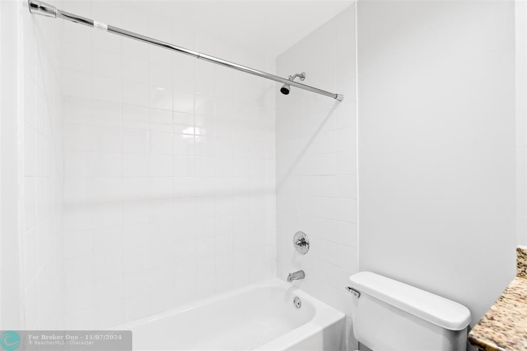 For Sale: $215,000 (1 beds, 1 baths, 728 Square Feet)