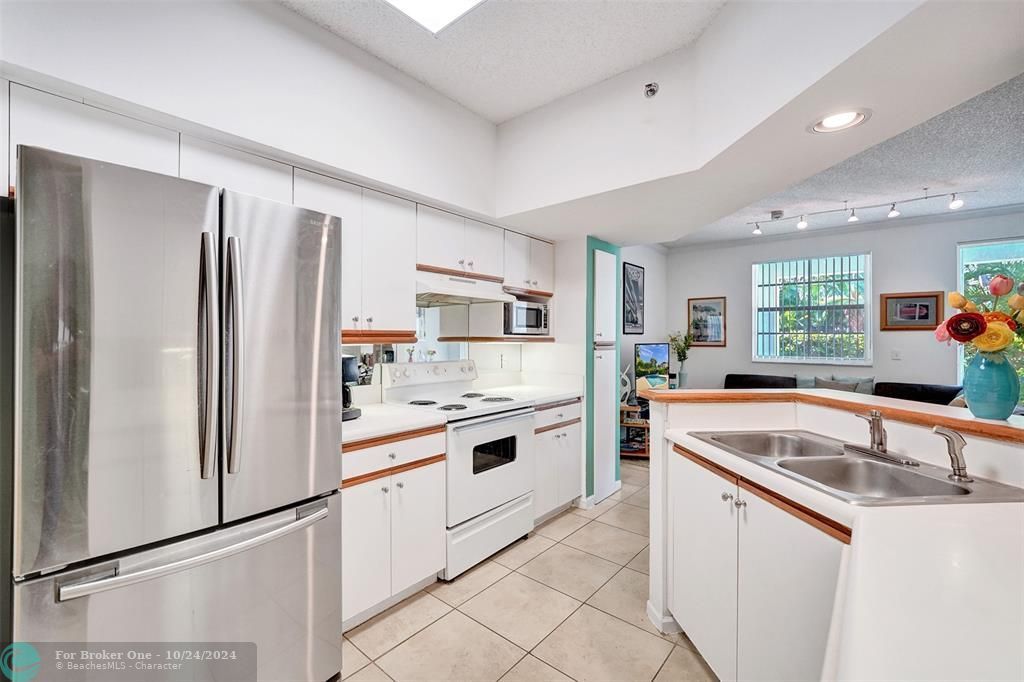 For Sale: $460,000 (2 beds, 1 baths, 1024 Square Feet)