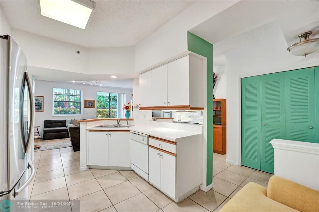 For Sale: $460,000 (2 beds, 1 baths, 1024 Square Feet)