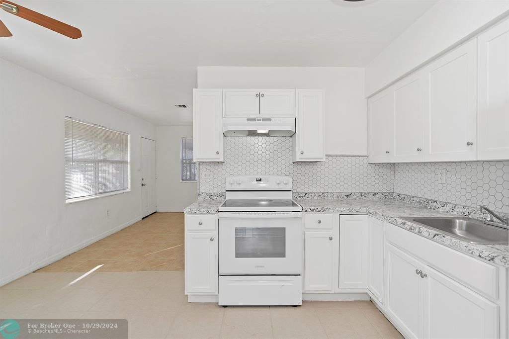 For Sale: $420,000 (3 beds, 1 baths, 816 Square Feet)