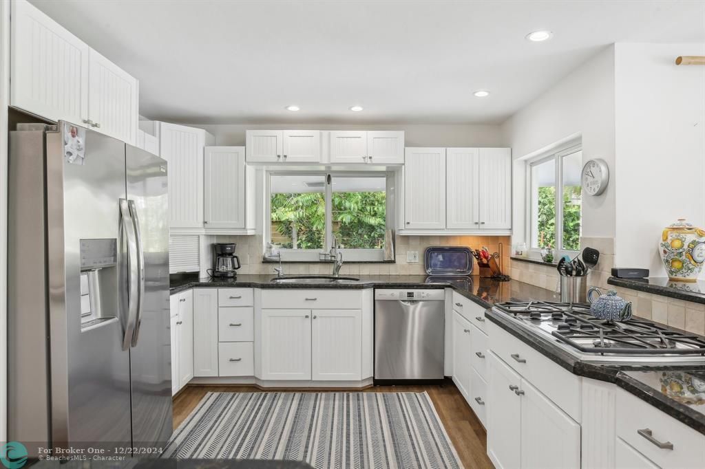 Active With Contract: $2,499,000 (3 beds, 2 baths, 2536 Square Feet)