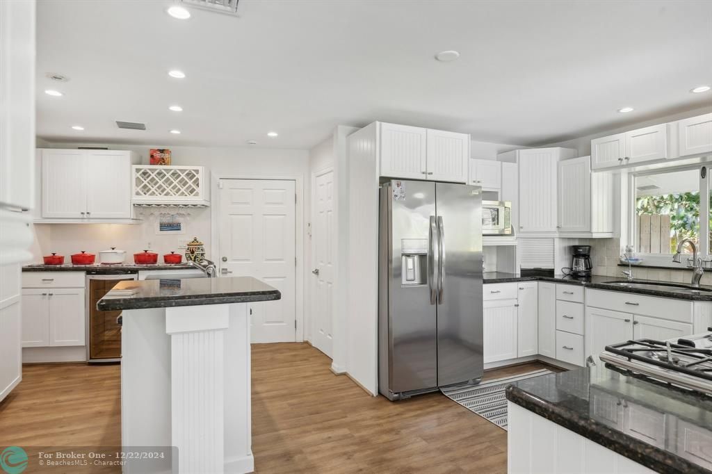 Active With Contract: $2,499,000 (3 beds, 2 baths, 2536 Square Feet)