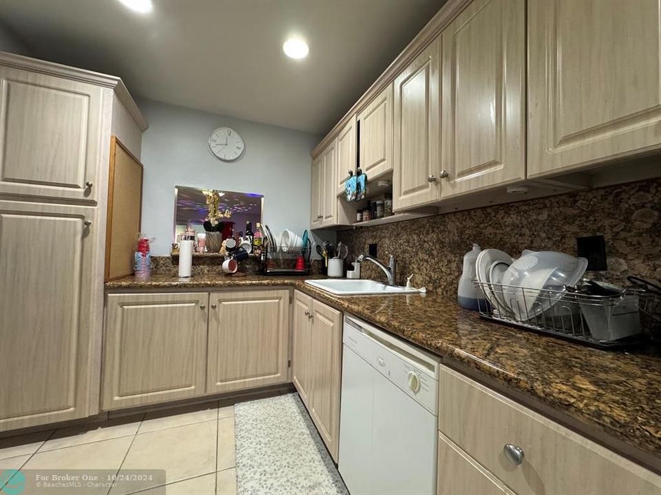 For Sale: $225,000 (2 beds, 2 baths, 1065 Square Feet)