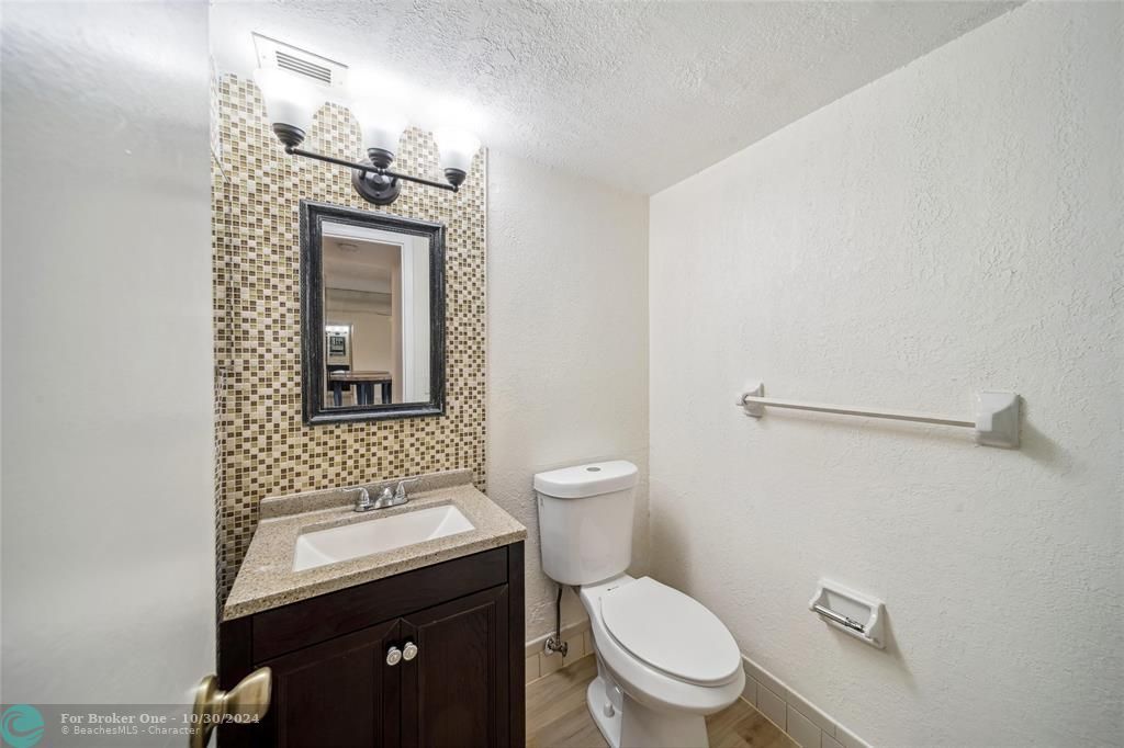 For Sale: $189,000 (2 beds, 2 baths, 906 Square Feet)