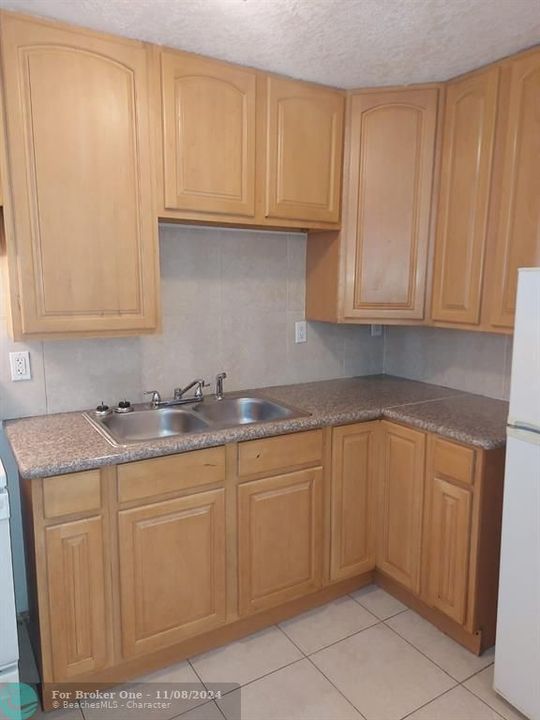 For Rent: $1,350 (0 beds, 1 baths, 3915 Square Feet)