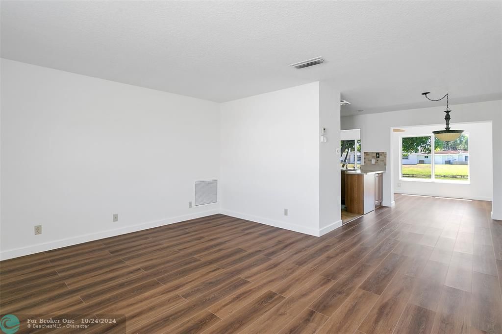 For Sale: $362,000 (2 beds, 1 baths, 1141 Square Feet)