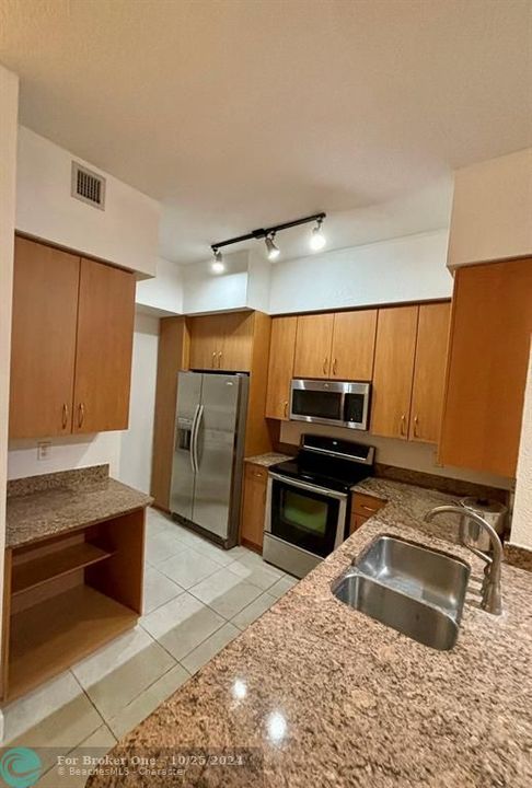 For Sale: $320,000 (1 beds, 1 baths, 795 Square Feet)