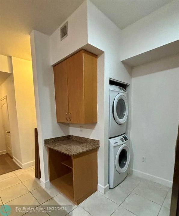 For Sale: $320,000 (1 beds, 1 baths, 795 Square Feet)