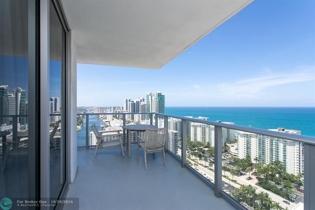 For Sale: $850,000 (2 beds, 2 baths, 1075 Square Feet)