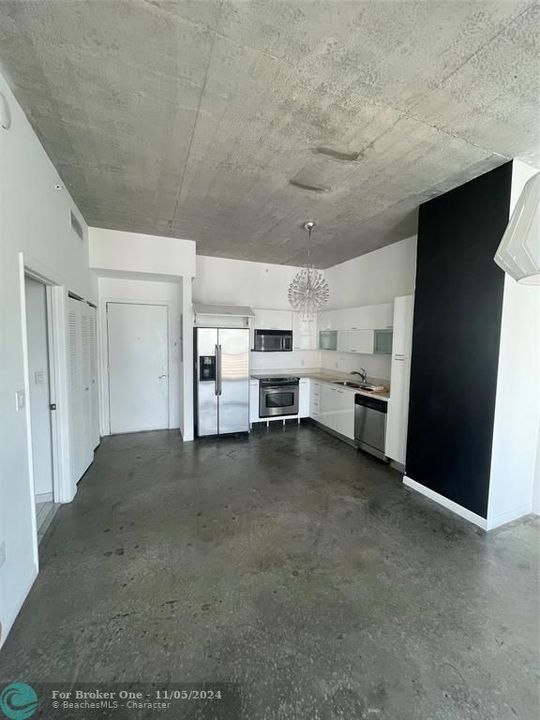 For Rent: $2,300 (1 beds, 1 baths, 651 Square Feet)