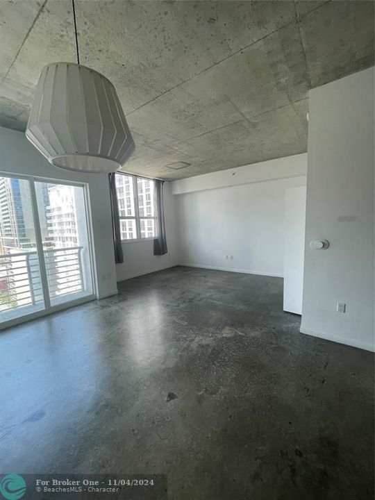 For Rent: $2,300 (1 beds, 1 baths, 651 Square Feet)