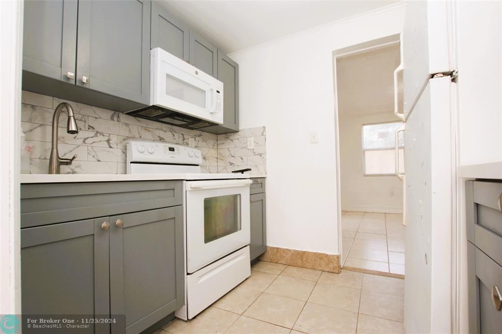 Active With Contract: $1,100 (1 beds, 1 baths, 500 Square Feet)