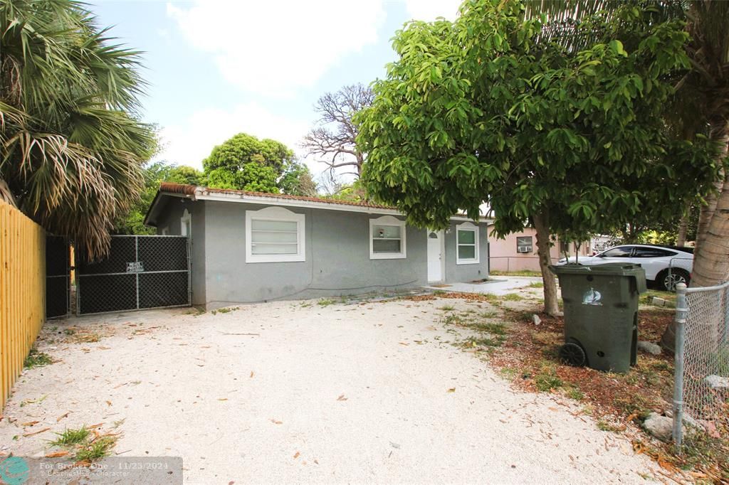 Active With Contract: $1,100 (1 beds, 1 baths, 500 Square Feet)