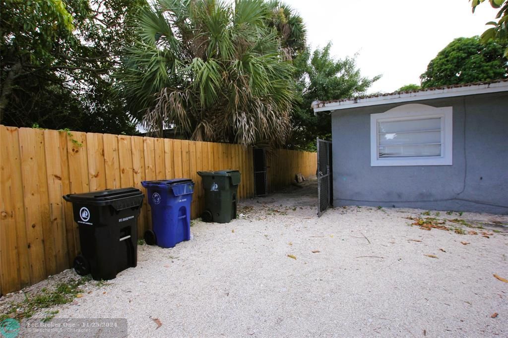 Active With Contract: $1,100 (1 beds, 1 baths, 500 Square Feet)