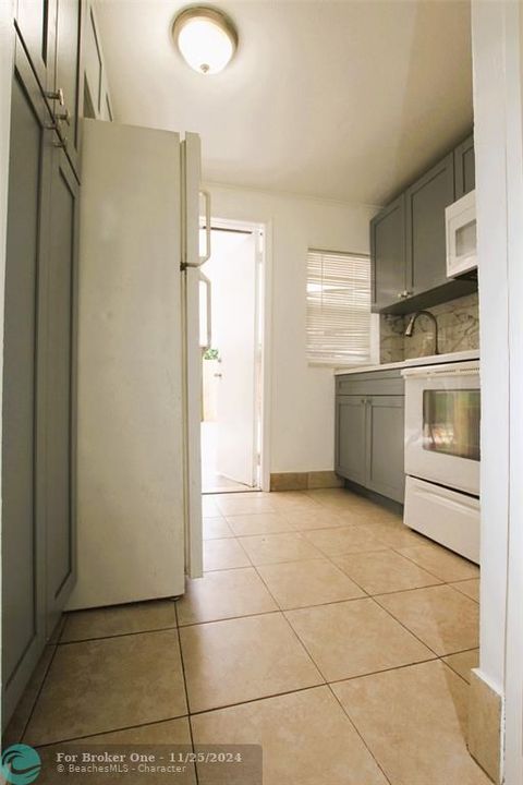 Active With Contract: $1,100 (1 beds, 1 baths, 500 Square Feet)