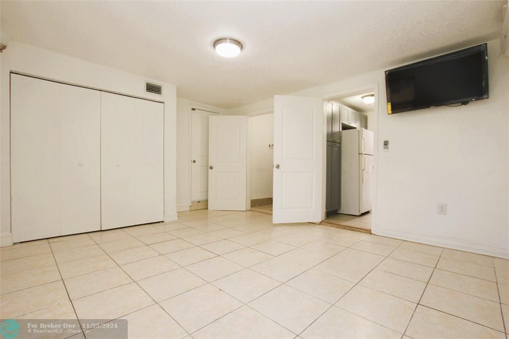 Active With Contract: $1,100 (1 beds, 1 baths, 500 Square Feet)