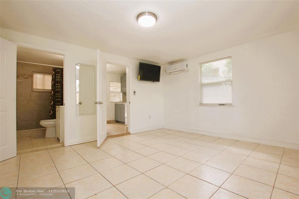 Active With Contract: $1,100 (1 beds, 1 baths, 500 Square Feet)