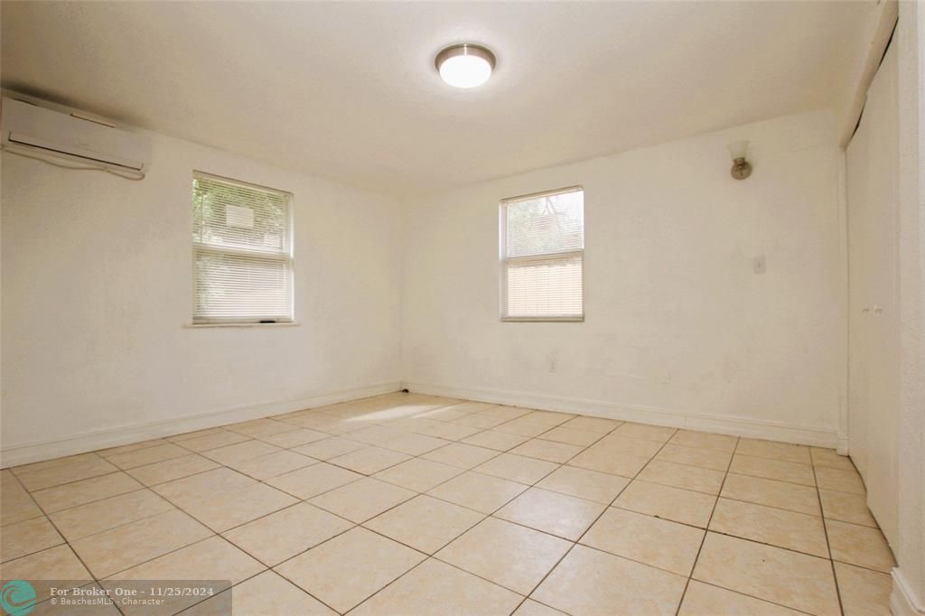 Active With Contract: $1,100 (1 beds, 1 baths, 500 Square Feet)