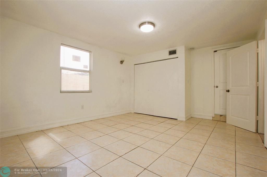 Active With Contract: $1,100 (1 beds, 1 baths, 500 Square Feet)