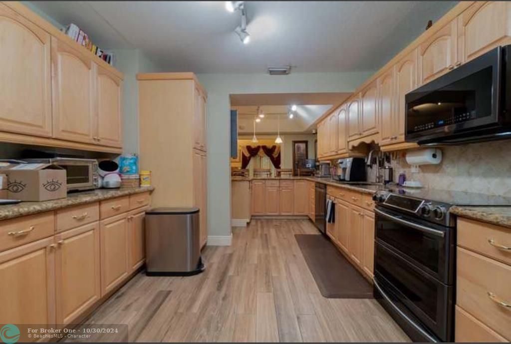 For Sale: $380,000 (2 beds, 1 baths, 1632 Square Feet)