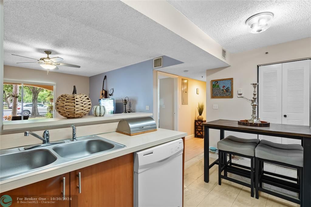 For Sale: $200,000 (1 beds, 1 baths, 846 Square Feet)