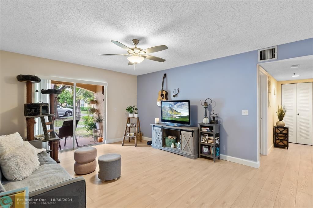 For Sale: $200,000 (1 beds, 1 baths, 846 Square Feet)