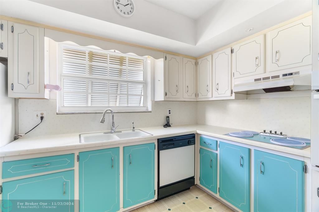 Active With Contract: $559,000 (3 beds, 2 baths, 2085 Square Feet)