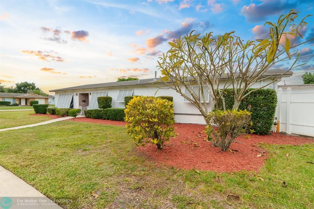 Active With Contract: $559,000 (3 beds, 2 baths, 2085 Square Feet)