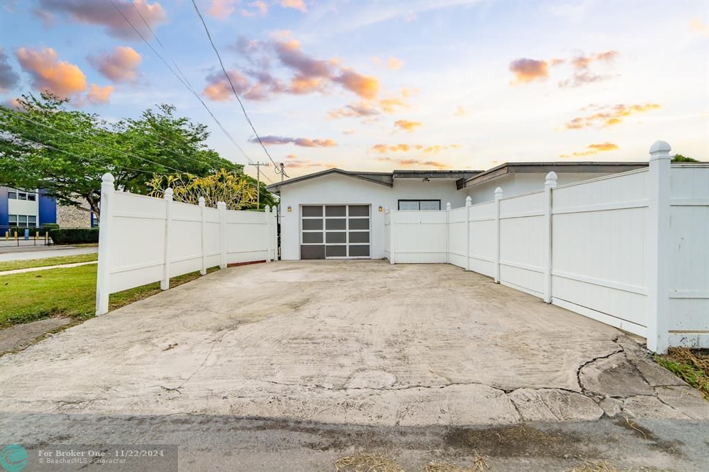 Active With Contract: $559,000 (3 beds, 2 baths, 2085 Square Feet)